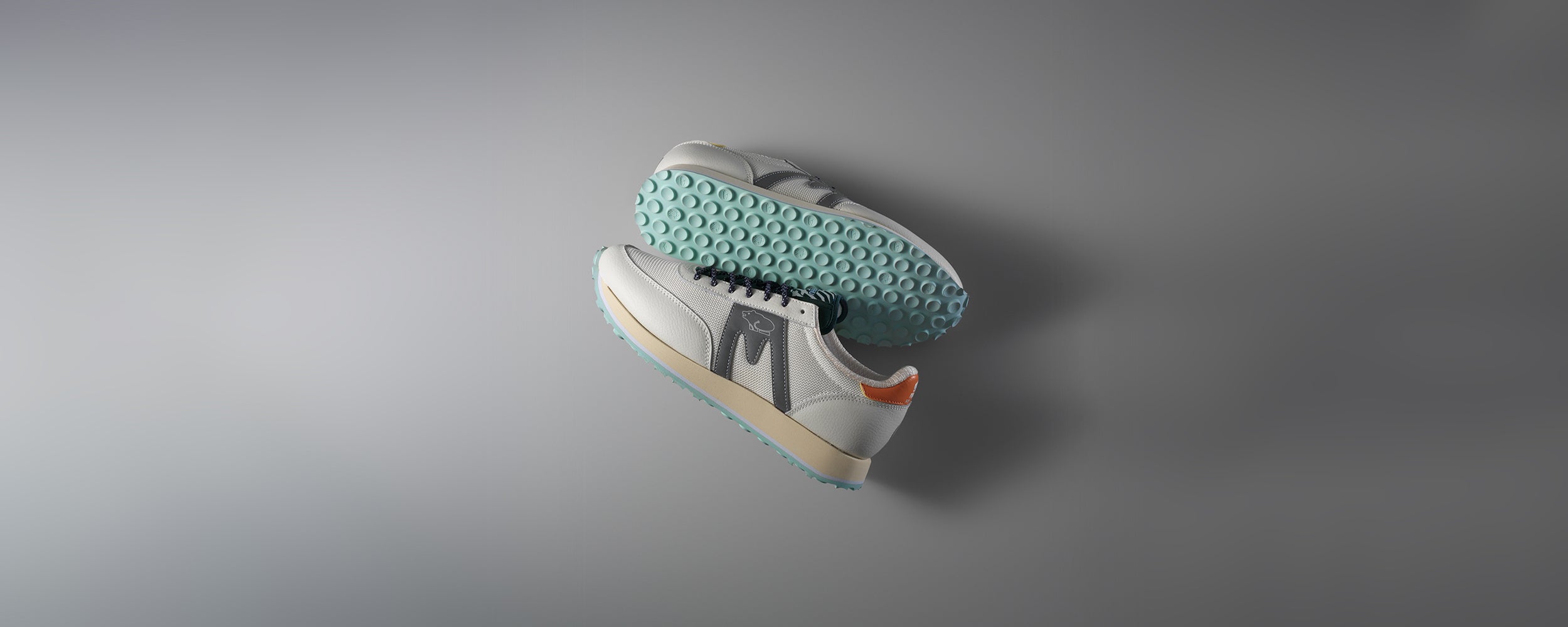 カルロス・アルハラス Clean, crisp, and iconic. New Balance 740 White Silver is a